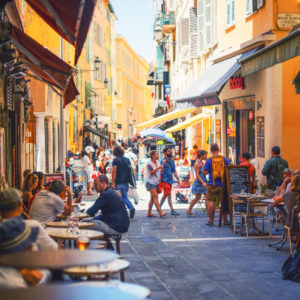 Straße und Restaurants der Altstadt von Nizza im historischen Viertel von Nizza