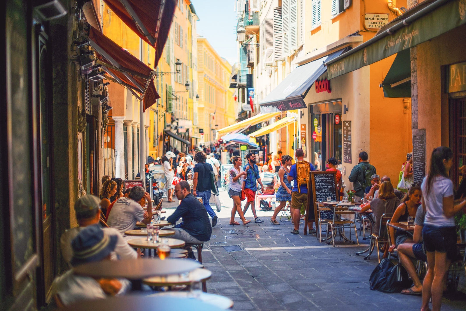 Rue et restaurants du Vieux-Nice à Nice quartier historique