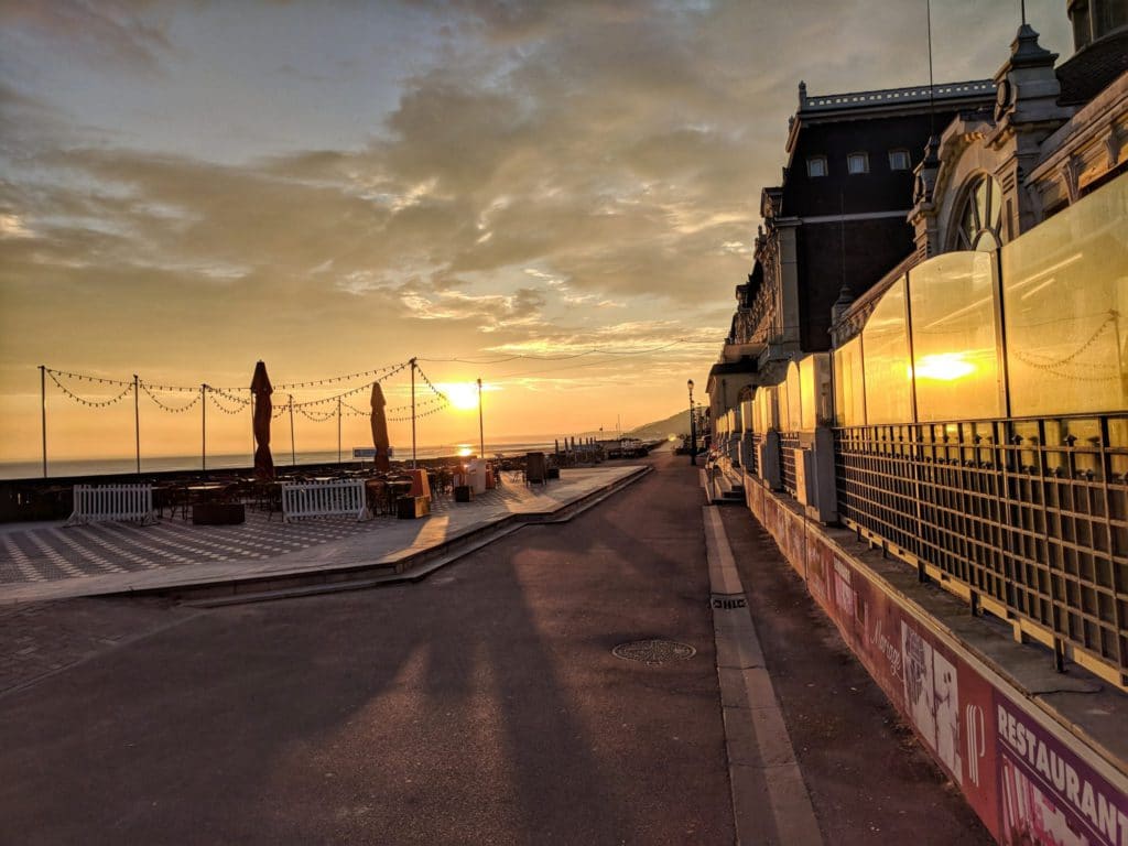 Verlassen von Paris, um in Cabourg zu leben, Sonnenuntergang über der Stadt