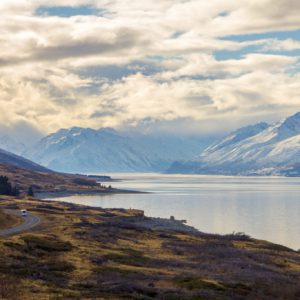 See am Rande eines Berges, Landschaft, die Bastien während seiner Weltreise fotografiert hat.