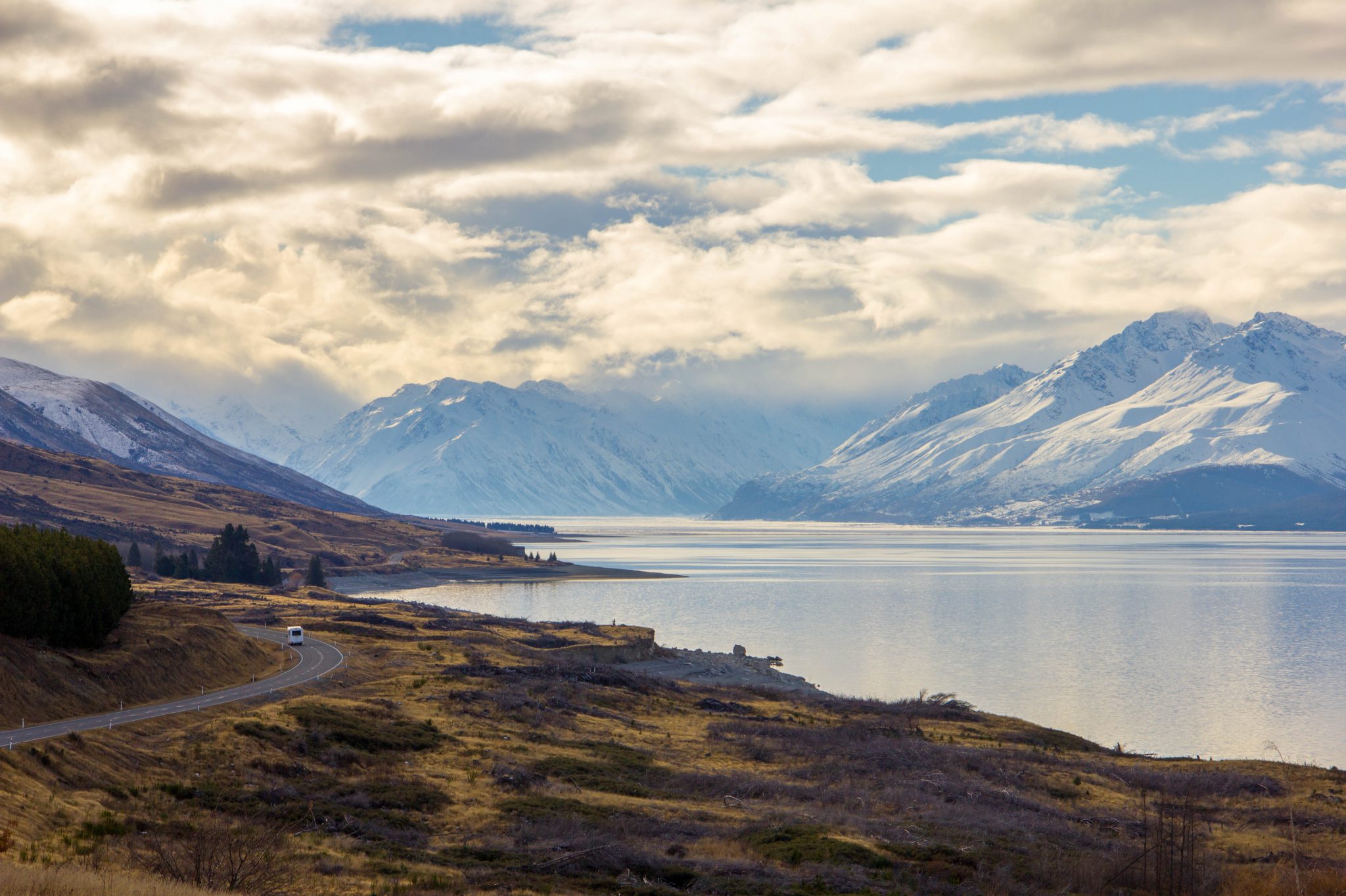 Lac au bord d'une montagne, paysage photographié par Bastien lors de son tour du monde.