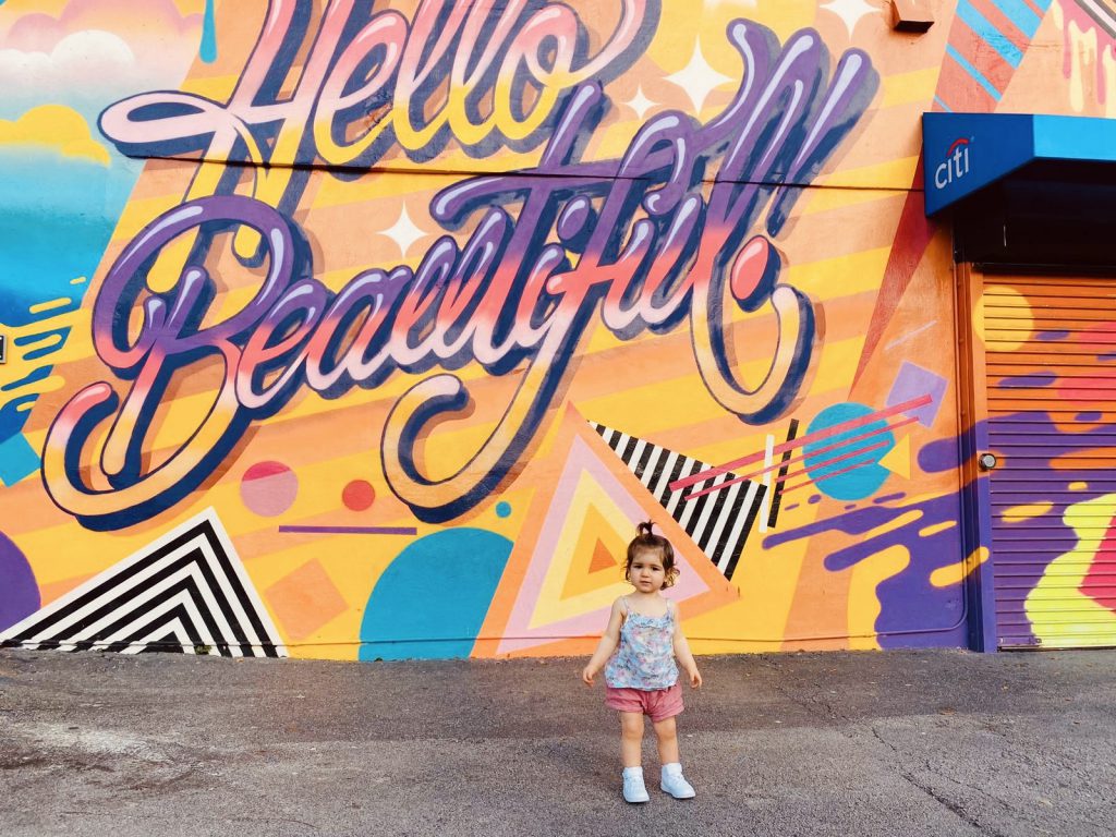 Peinture streetart Hello Beautiful a Wynwood Miami