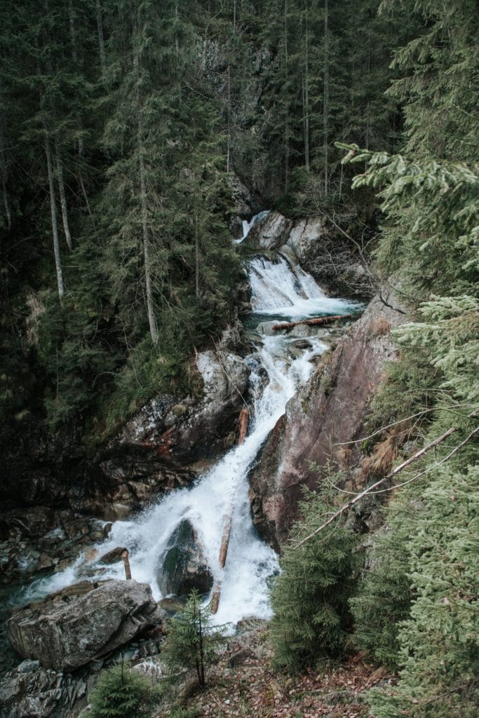 Chute d'eau à Zakopane, non loin de Cracovie en Pologne